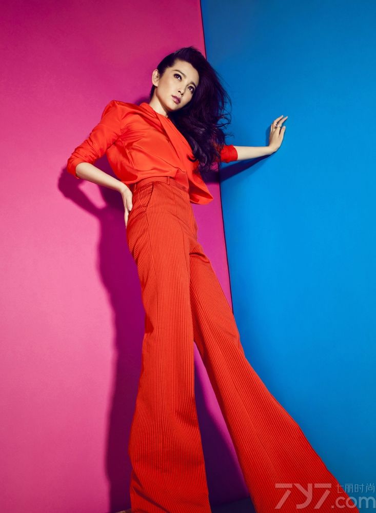 <p>日前，权威时尚杂志《ELLE》2013年开年刊封面大片曝光，李冰冰登上封面，开启新年新气象。两版不同的封面上，李冰冰演绎了优雅与性感的碰撞。她反穿露背的单宁西装，光滑的背部线条与正装味十足的外套相碰撞，英气十足的眉眼之间传递着坚定的态度，性感中透着知性气质。李冰冰在采访中倡议&ldquo;不余遗力的完美&rdquo;，&ldquo;要做到完美几乎不可能，我们只能去追求尽力的完美&rdquo;。</p>