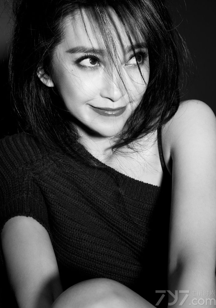 <p>日前，权威时尚杂志《ELLE》2013年开年刊封面大片曝光，李冰冰登上封面，开启新年新气象。两版不同的封面上，李冰冰演绎了优雅与性感的碰撞。她反穿露背的单宁西装，光滑的背部线条与正装味十足的外套相碰撞，英气十足的眉眼之间传递着坚定的态度，性感中透着知性气质。李冰冰在采访中倡议&ldquo;不余遗力的完美&rdquo;，&ldquo;要做到完美几乎不可能，我们只能去追求尽力的完美&rdquo;。</p>