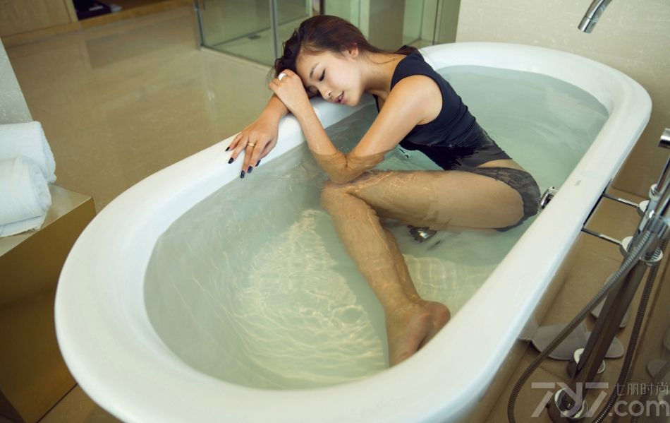 <p>曹阳&ldquo;不着片缕&rdquo;全裸出镜 令宅男们大呼过瘾</p>