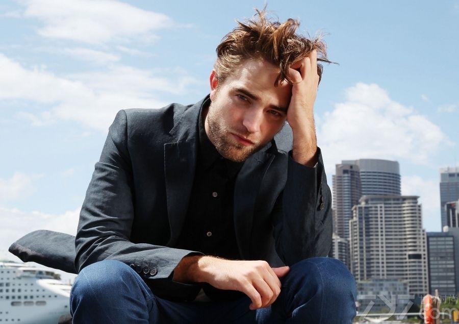 <p>《暮色》罗伯特&middot;帕丁森时尚写真 满脸胡渣显颓废范儿</p>