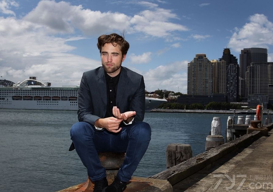 <p>《暮色》罗伯特&middot;帕丁森时尚写真 满脸胡渣显颓废范儿</p>