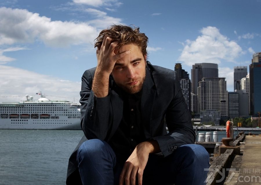 <p>《暮色》罗伯特&middot;帕丁森时尚写真 满脸胡渣显颓废范儿</p>