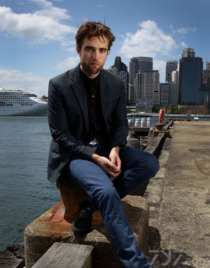 <p>《暮色》罗伯特&middot;帕丁森时尚写真 满脸胡渣显颓废范儿</p>