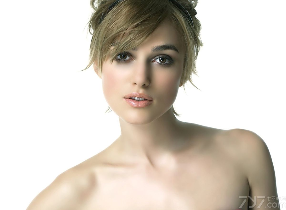 <p>凯拉&middot;奈特利迷情半裸写真 手遮美胸性感撩人</p>