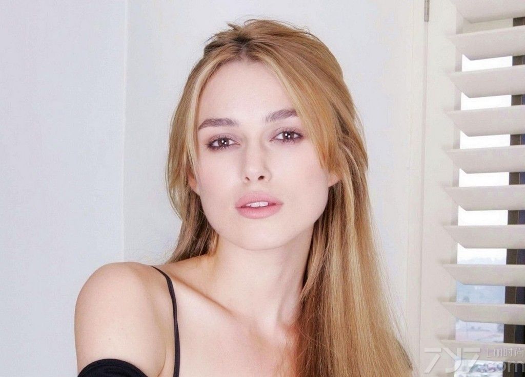 <p>凯拉&middot;奈特利迷情半裸写真 手遮美胸性感撩人</p>