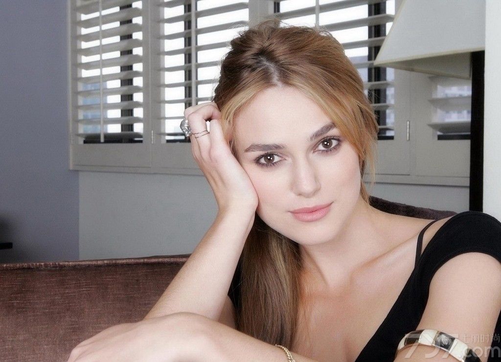 <p>凯拉&middot;奈特利迷情半裸写真 手遮美胸性感撩人</p>