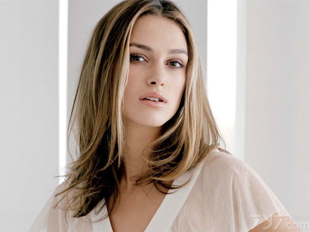 <p>凯拉&middot;奈特利迷情半裸写真 手遮美胸性感撩人</p>