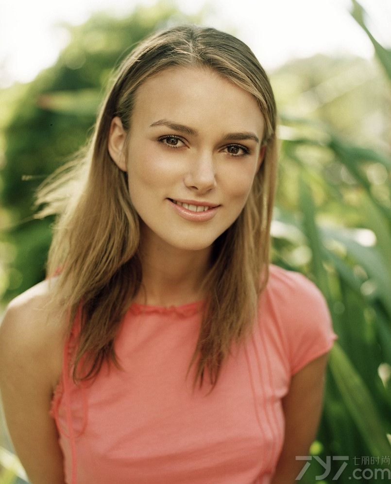 <p>凯拉&middot;奈特利迷情半裸写真 手遮美胸性感撩人</p>