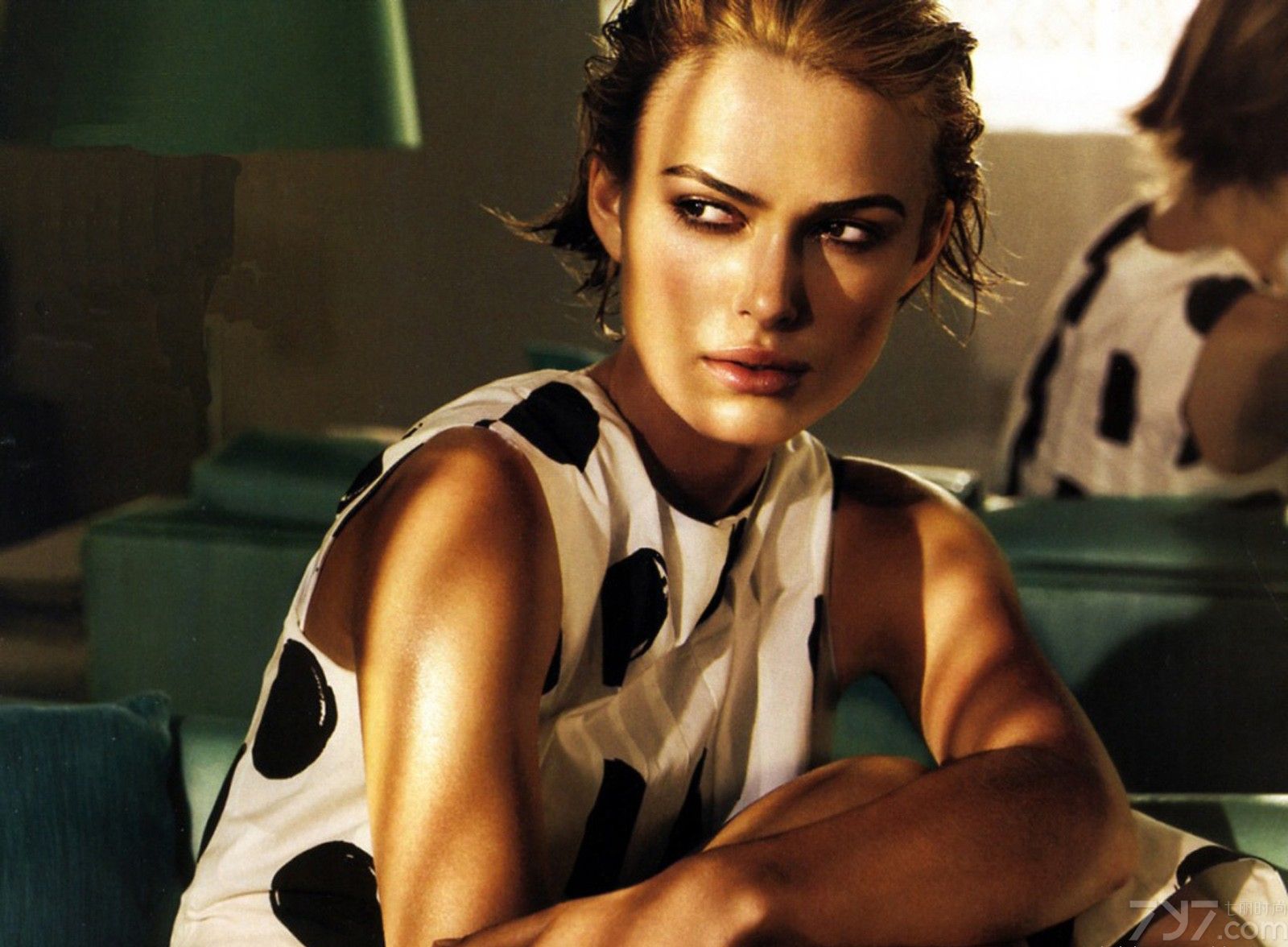 <p>凯拉&middot;奈特利迷情半裸写真 手遮美胸性感撩人</p>