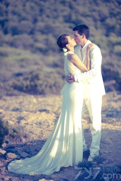 <p>婚礼在沙滩举行，男女双方共宴请八十位亲朋，至于圈中好友只得有杨采妮、许茹芸及陈少琪。这次婚礼从订机票酒店以至场地安排，都由新郎Sergio负责，梁咏琪所穿婚妙，也是Sergio在西班牙找来婚纱设计师为她度身订造。花近四百万港元打造梦想婚礼二人在婚礼现场宣誓时感动落泪，梁咏琪也力赞新婚丈夫。同时她表示婚后不会隐退，将继续演艺事业。</p>