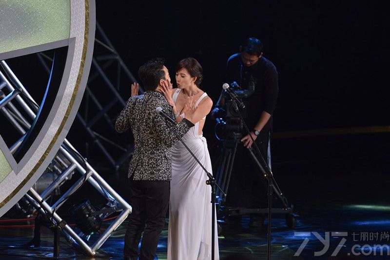 <p>众星闪耀49届金马奖 林志玲真空抛胸&ldquo;激吻&rdquo;黄渤</p>