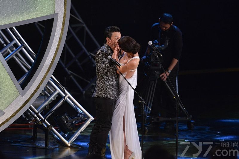 <p>众星闪耀49届金马奖 林志玲真空抛胸&ldquo;激吻&rdquo;黄渤</p>