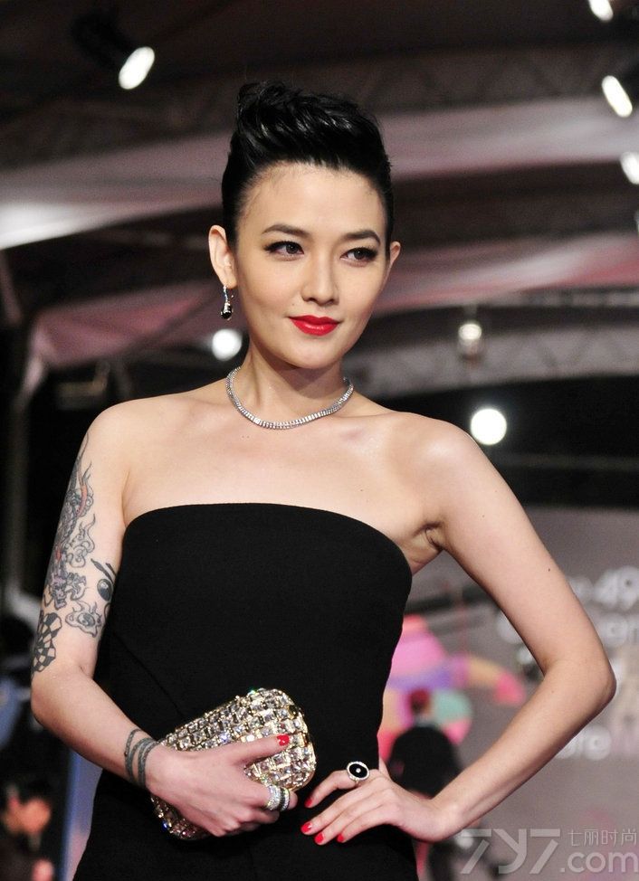 <p>众星闪耀49届金马奖 林志玲真空抛胸&ldquo;激吻&rdquo;黄渤</p>