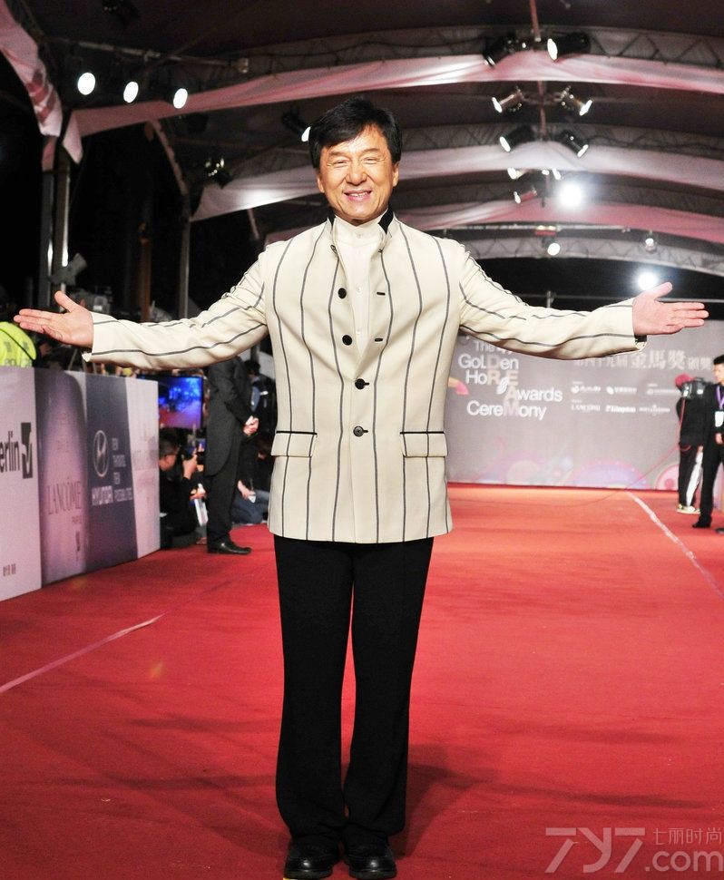 <p>众星闪耀49届金马奖 林志玲真空抛胸&ldquo;激吻&rdquo;黄渤</p>