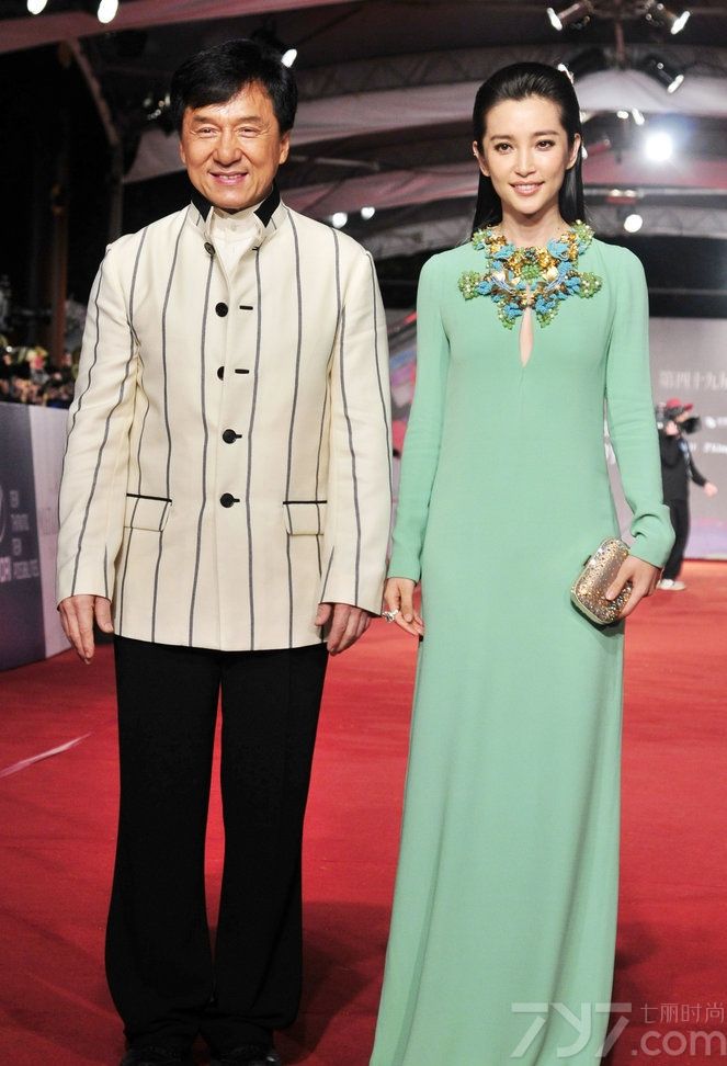 <p>众星闪耀49届金马奖 林志玲真空抛胸&ldquo;激吻&rdquo;黄渤</p>