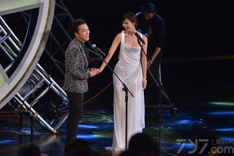 <p>众星闪耀49届金马奖 林志玲真空抛胸&ldquo;激吻&rdquo;黄渤</p>