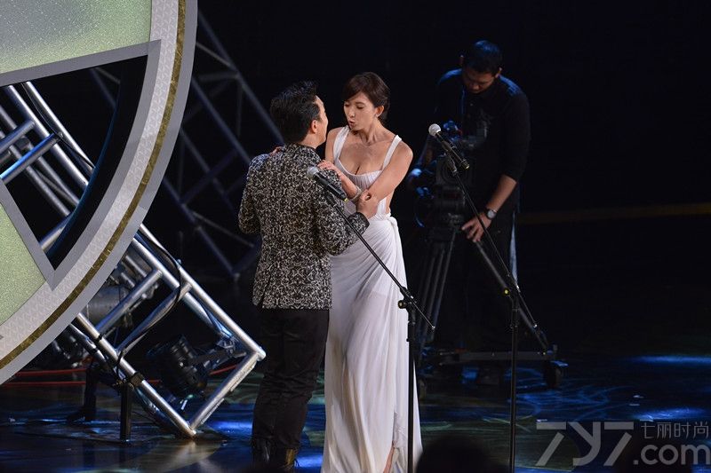 <p>众星闪耀49届金马奖 林志玲真空抛胸&ldquo;激吻&rdquo;黄渤</p>