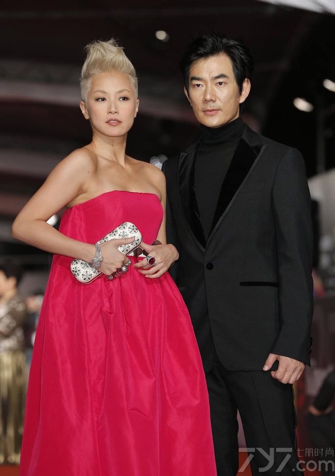 <p>众星闪耀49届金马奖 林志玲真空抛胸&ldquo;激吻&rdquo;黄渤</p>