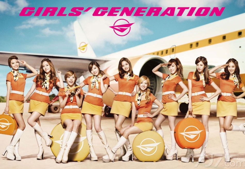 <p>少女时代最新专辑造型曝光，变身性感美艳空姐！日渐成熟的队员们身穿橘黄、粉色系空姐制服站在印有&ldquo;GG航空 &rdquo;的飞机前和机场前，面带甜美微笑。穿着短裙露出修长美腿的成员们摆出各种POSE，让观者看得&ldquo;眼花缭乱&rdquo;。</p>