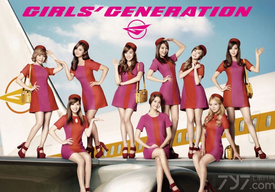 <p>少女时代最新专辑造型曝光，变身性感美艳空姐！日渐成熟的队员们身穿橘黄、粉色系空姐制服站在印有&ldquo;GG航空 &rdquo;的飞机前和机场前，面带甜美微笑。穿着短裙露出修长美腿的成员们摆出各种POSE，让观者看得&ldquo;眼花缭乱&rdquo;。</p>