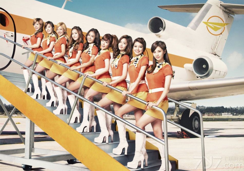 <p>少女时代最新专辑造型曝光，变身性感美艳空姐！日渐成熟的队员们身穿橘黄、粉色系空姐制服站在印有&ldquo;GG航空 &rdquo;的飞机前和机场前，面带甜美微笑。穿着短裙露出修长美腿的成员们摆出各种POSE，让观者看得&ldquo;眼花缭乱&rdquo;。</p>