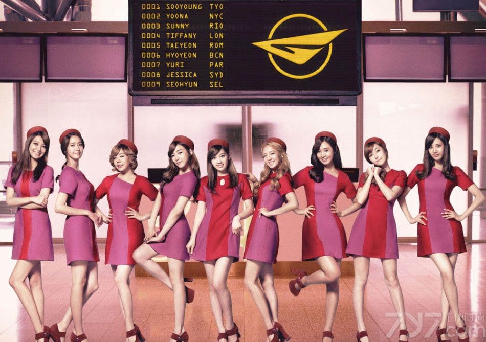 <p>少女时代最新专辑造型曝光，变身性感美艳空姐！日渐成熟的队员们身穿橘黄、粉色系空姐制服站在印有&ldquo;GG航空 &rdquo;的飞机前和机场前，面带甜美微笑。穿着短裙露出修长美腿的成员们摆出各种POSE，让观者看得&ldquo;眼花缭乱&rdquo;。</p>
