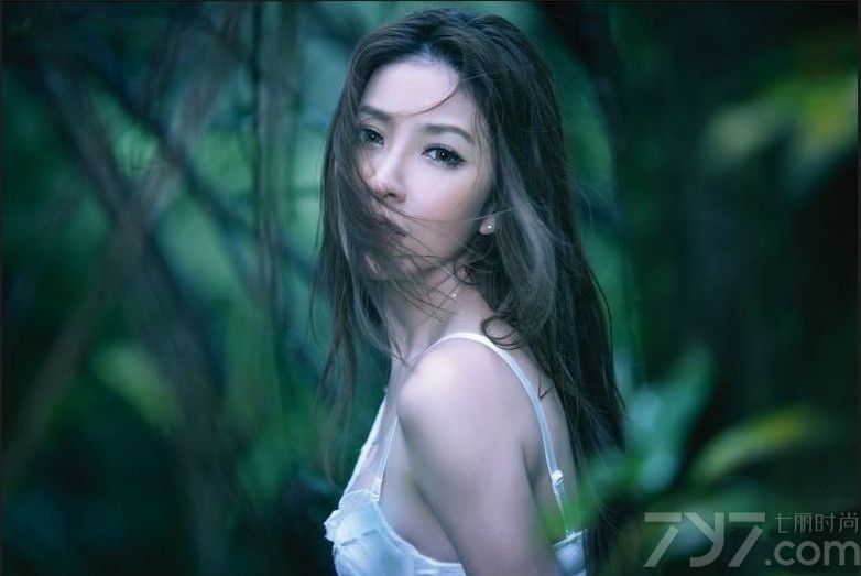 <p>台湾新人歌手维恩发行了自己的首张写真集《维恩的花园》。维恩从模特界转战乐坛，其声线是非常特别，吸引了不少粉丝。她新拍的写真，宁静唯美，让我们一起来探寻&ldquo;人气美姬&rdquo;是如何演绎她的秘密花园。</p>