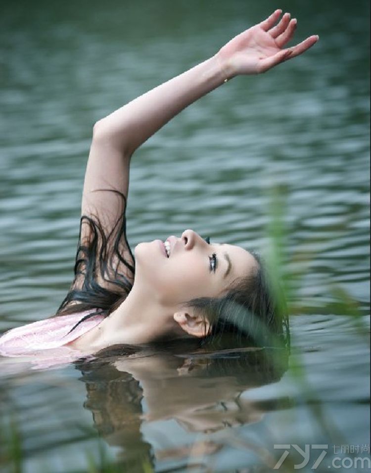 <p>台湾新人歌手维恩发行了自己的首张写真集《维恩的花园》。维恩从模特界转战乐坛，其声线是非常特别，吸引了不少粉丝。她新拍的写真，宁静唯美，让我们一起来探寻&ldquo;人气美姬&rdquo;是如何演绎她的秘密花园。</p>