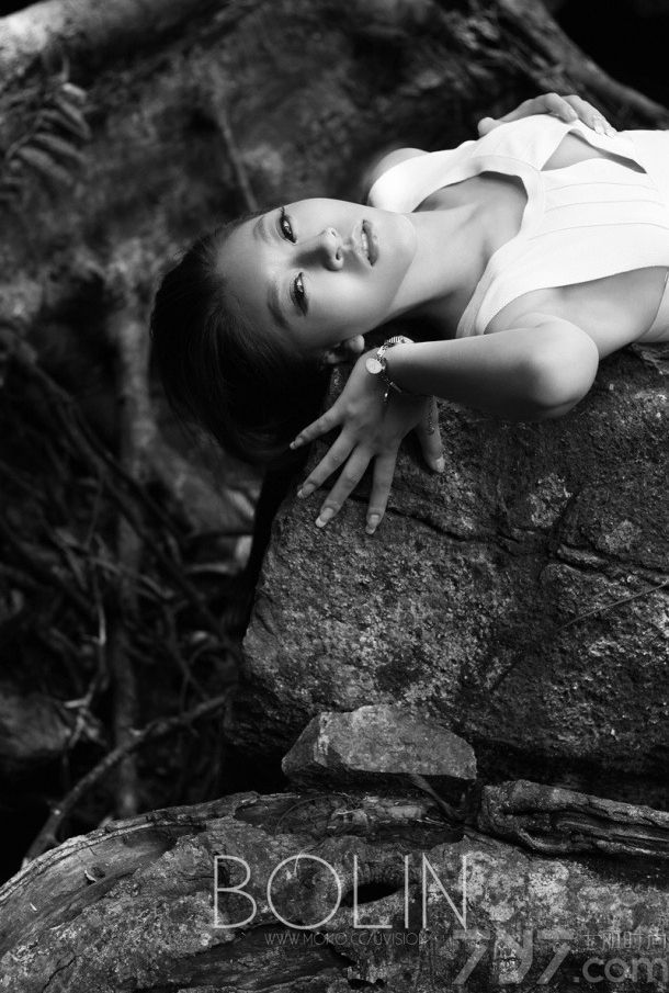 <p>性感的眼神，妖娆火辣的身材，紧身镂空诱惑，大尺度姿势挑逗，薄纱遮体让你垂涎欲滴。</p>