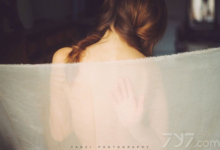 <p>性感的眼神，妖娆火辣的身材，紧身镂空诱惑，大尺度姿势挑逗，薄纱遮体让你垂涎欲滴。</p>