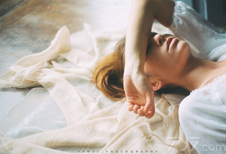 <p>性感的眼神，妖娆火辣的身材，紧身镂空诱惑，大尺度姿势挑逗，薄纱遮体让你垂涎欲滴。</p>