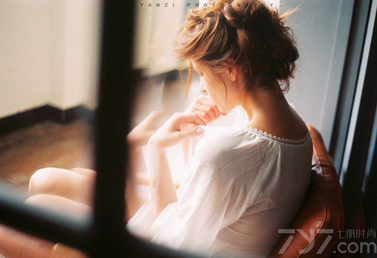 <p>性感的眼神，妖娆火辣的身材，紧身镂空诱惑，大尺度姿势挑逗，薄纱遮体让你垂涎欲滴。</p>