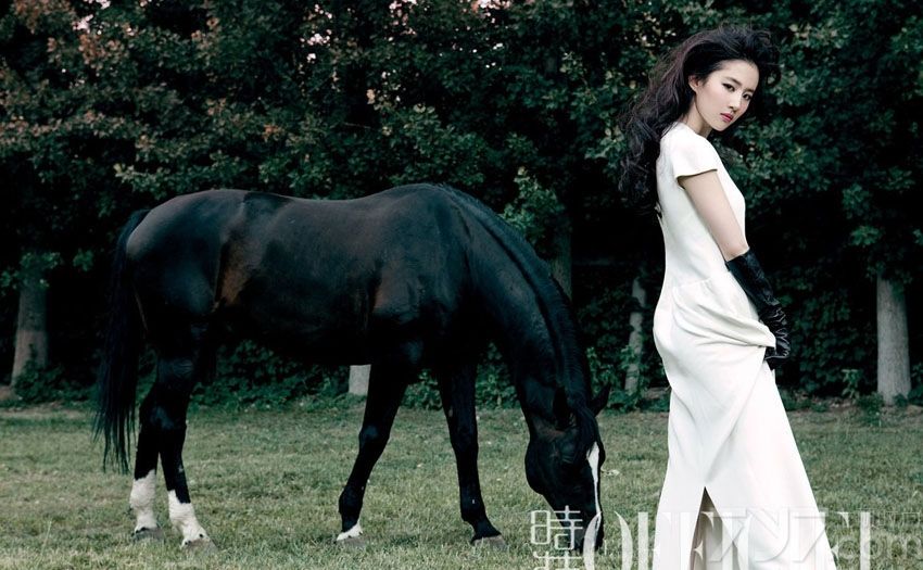 <p>&ldquo;神仙姐姐&rdquo;刘亦菲化身&ldquo;无情女神&rdquo;拍摄封面大片。刘亦菲是含蓄的，理性的。她坦然，自己不是个爱撒娇的人，宁可自己治愈。这就是刘亦菲身上那种含蓄的感情表达，她当然是有情的，她的感情甚至比很多人的感情更丰富，但她不会把自己的心情喊出来，她更擅长做。</p>