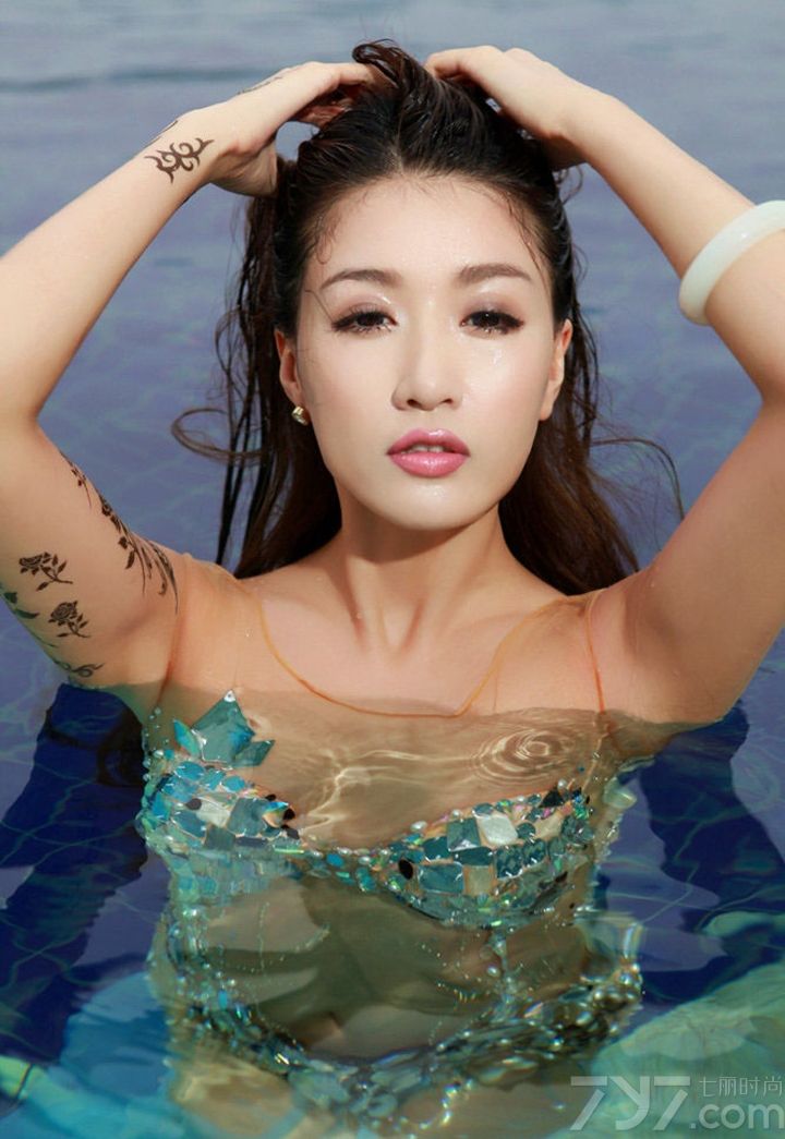 <p>写真中，孙敬媛侧卧池边大秀白嫩肌肤，玉体横陈无限春光，宛若人鱼公主般美丽。被问及在香港工作的感觉时，孙敬媛表示：&ldquo;在香港工作很开心，希望以后有机会和香港的演员歌手合作。&rdquo;孙敬媛坦言，希望可以和梁朝伟合作。</p>