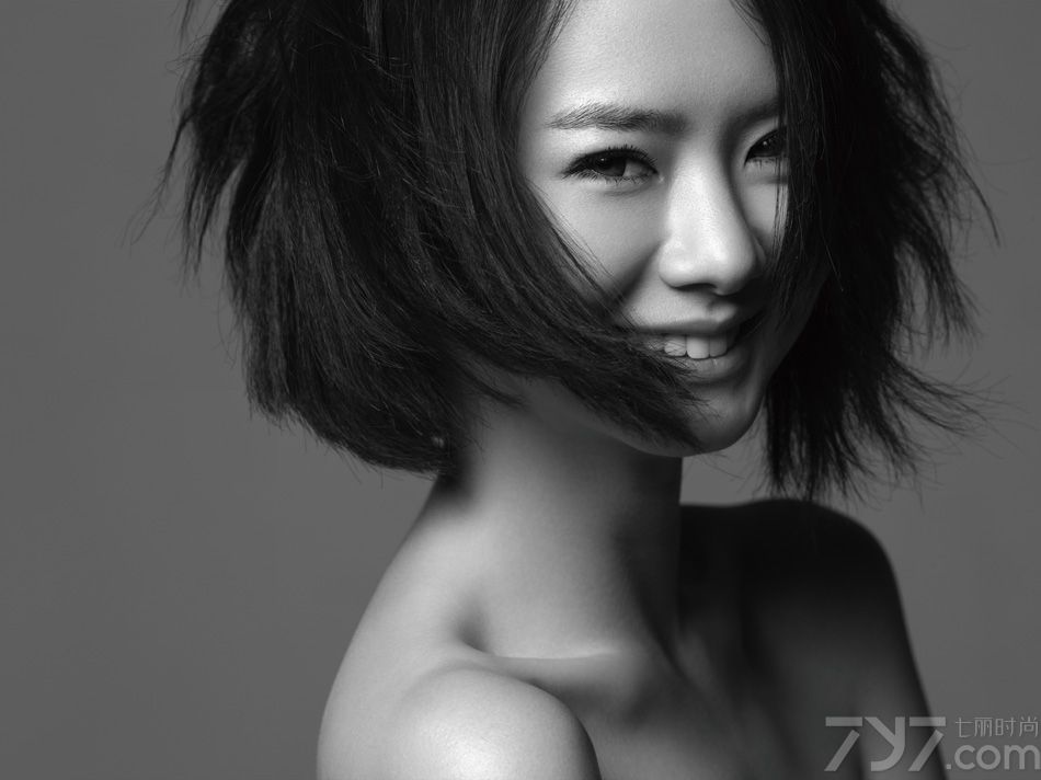 <p>2012年一直忙于戏剧拍摄的她，也于日前发行了全新单曲《放开爱》，戚薇表示这首歌曲是写给所有在感情里举棋不定的女生，如果遇到一份不合适的爱情，希望大家能够擦亮眼睛，&ldquo;放开错的人，也放开爱着他的自己&rdquo;。</p>