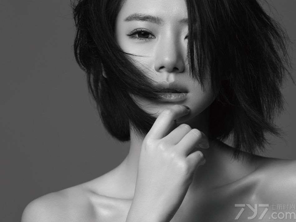 <p>2012年一直忙于戏剧拍摄的她，也于日前发行了全新单曲《放开爱》，戚薇表示这首歌曲是写给所有在感情里举棋不定的女生，如果遇到一份不合适的爱情，希望大家能够擦亮眼睛，&ldquo;放开错的人，也放开爱着他的自己&rdquo;。</p>