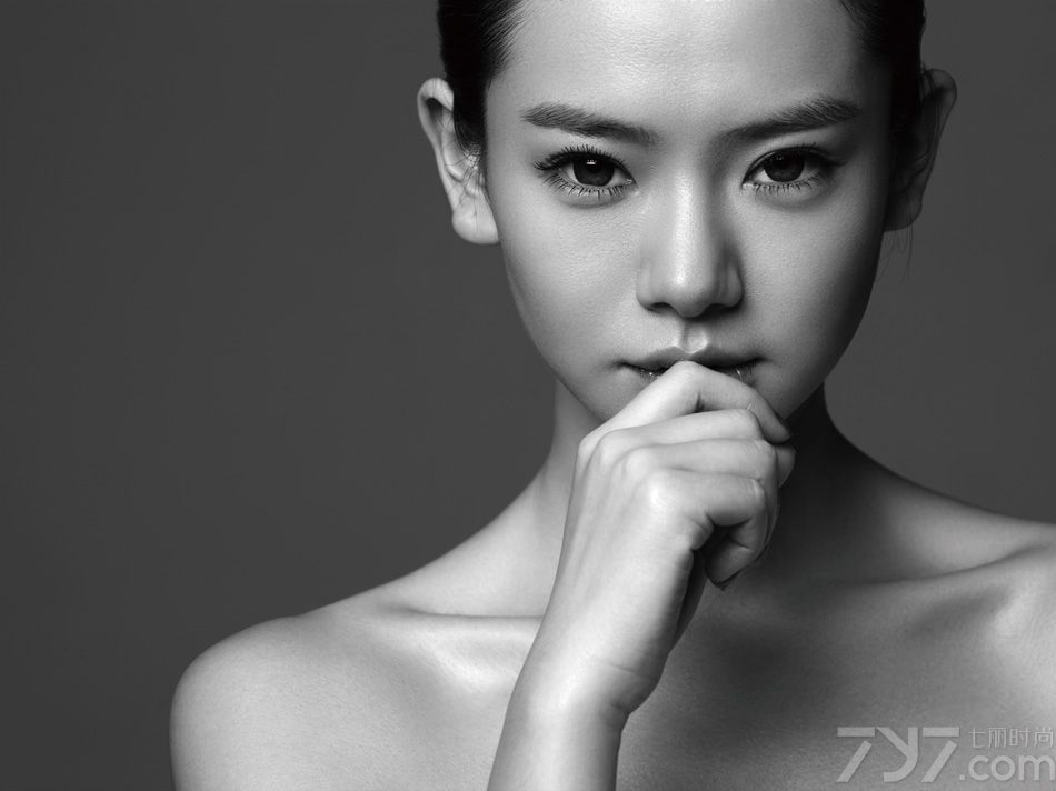 <p>2012年一直忙于戏剧拍摄的她，也于日前发行了全新单曲《放开爱》，戚薇表示这首歌曲是写给所有在感情里举棋不定的女生，如果遇到一份不合适的爱情，希望大家能够擦亮眼睛，&ldquo;放开错的人，也放开爱着他的自己&rdquo;。</p>