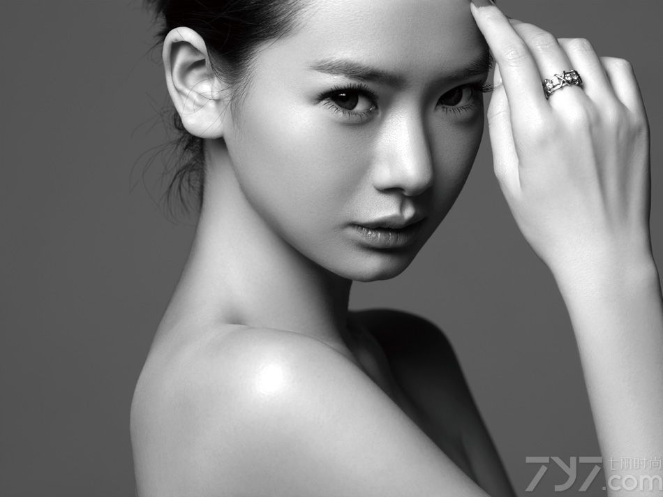 <p>2012年一直忙于戏剧拍摄的她，也于日前发行了全新单曲《放开爱》，戚薇表示这首歌曲是写给所有在感情里举棋不定的女生，如果遇到一份不合适的爱情，希望大家能够擦亮眼睛，&ldquo;放开错的人，也放开爱着他的自己&rdquo;。</p>