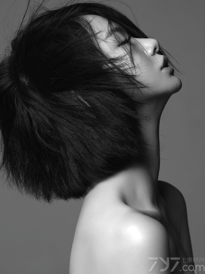 <p>2012年一直忙于戏剧拍摄的她，也于日前发行了全新单曲《放开爱》，戚薇表示这首歌曲是写给所有在感情里举棋不定的女生，如果遇到一份不合适的爱情，希望大家能够擦亮眼睛，&ldquo;放开错的人，也放开爱着他的自己&rdquo;。</p>