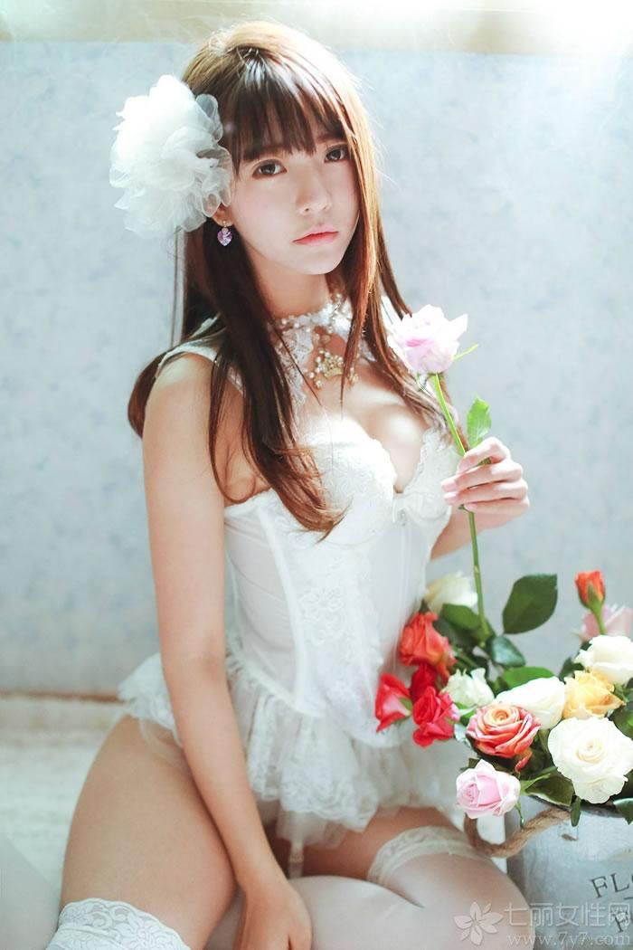 韩国第一美女yurisa精致写真，yurisa承认整容，其面孔成为韩国少女整容最新模本。精致的五官让人无可挑剔，仿佛是坠入凡间的精灵。