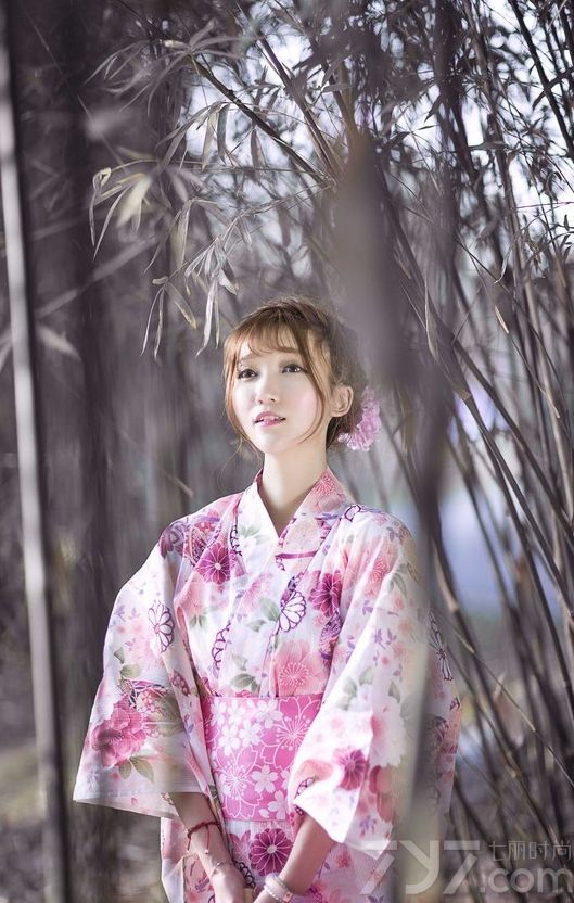 四月是浪漫樱花盛开的时节，在这美好的季节里要是有美女相伴就太完美了。下面为大家分为一组超清纯美女户外写真，清纯可人的长相，白皙的肌肤，身穿粉色樱花和服，简直就是美艳绝伦，无人能比。
