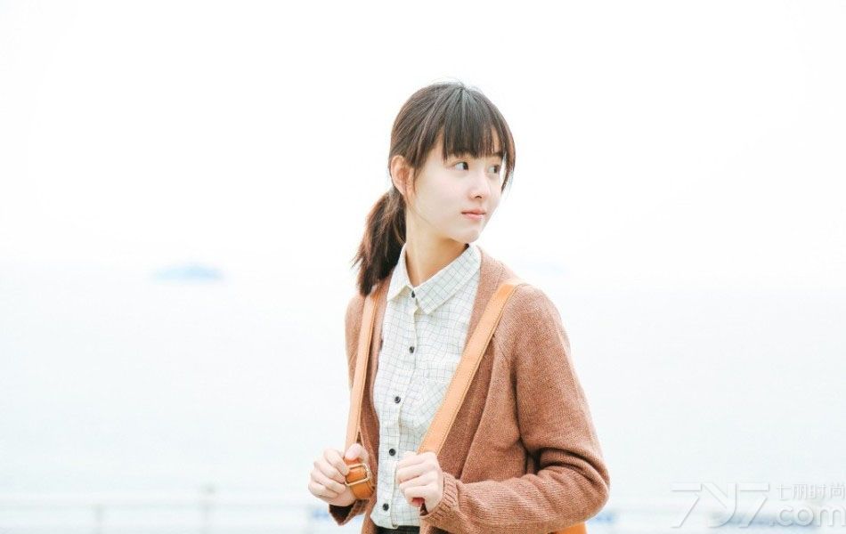 近日，《左耳》女主角的陈都灵的一组剧照曝光。照片中，陈都灵清纯自然的气质，非常恬静可人，小脸蛋五官精致就如不食人间烟火的天女下凡。校服造型更是纯美的一发不可收拾，成为不少宅男的女神。