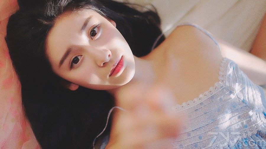 这组清纯美女校花的写真图片，给你带来最丰盛的视觉饕餮盛宴，她魅力四射活力无限、温婉可人，展现出了大学生的那股青春活力，虽然身穿蓝色吊带衣显得有些淡雅，可是却非常的怡人，特别是性感诱人的身姿让人无法抗拒。