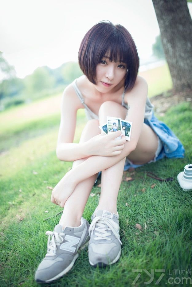 转眼又到了清爽凉快的季节了，在这浪漫的季节里要是能出去春游一翻是极其幸福的，下面就为大家分享一组清纯阳光美女户外写真，稚嫩的脸庞配上清爽短发吊带，英姿飒爽酷帅十足。