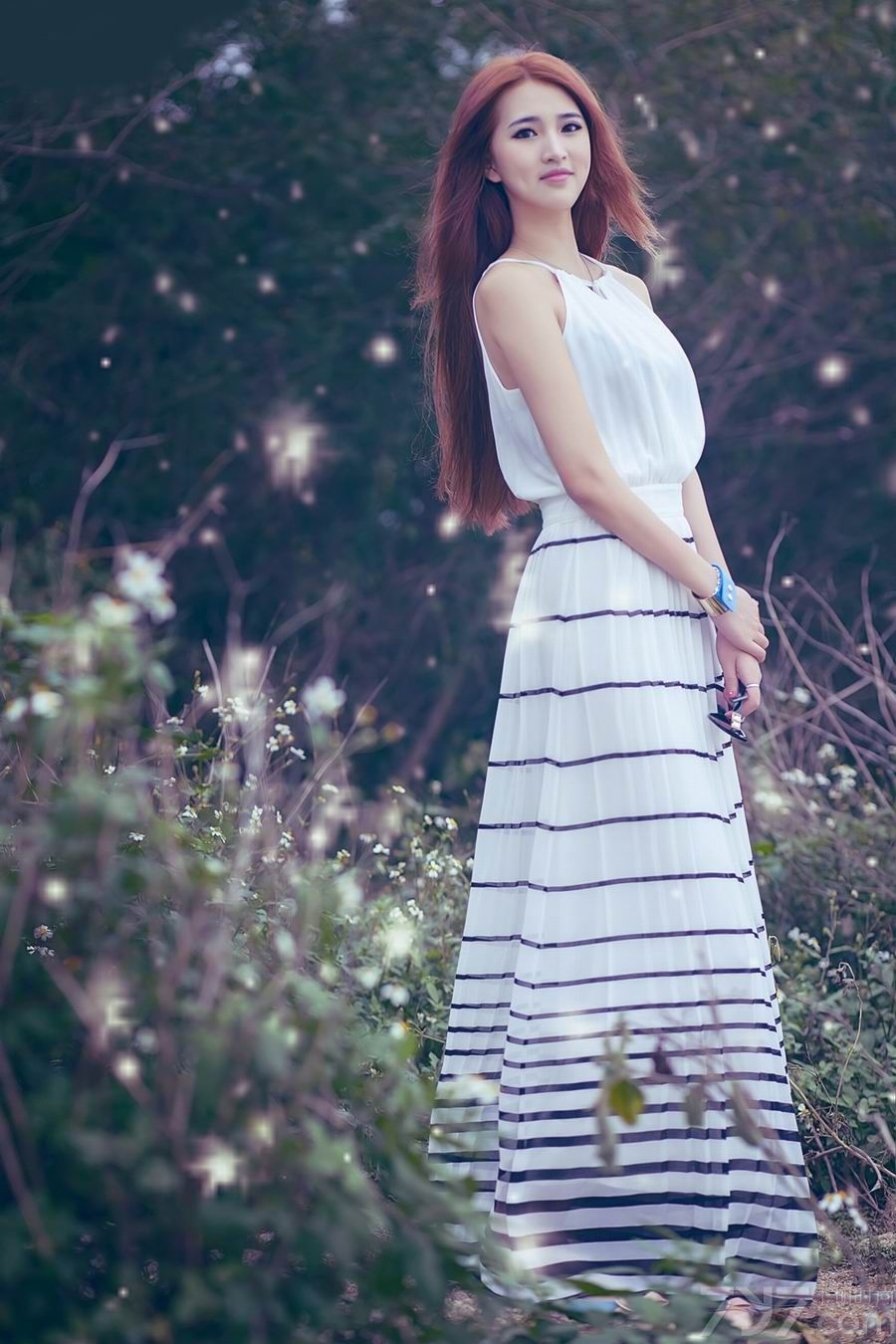阳光明媚的春天，正是外出踏青的好时光，下面为大家分享一组超清纯美女森系生活照，绝美的长相，精致的五官，身穿白色雪纺上衣+蓝色长裙，唯美清新，宛如仙女下凡般让人着迷。