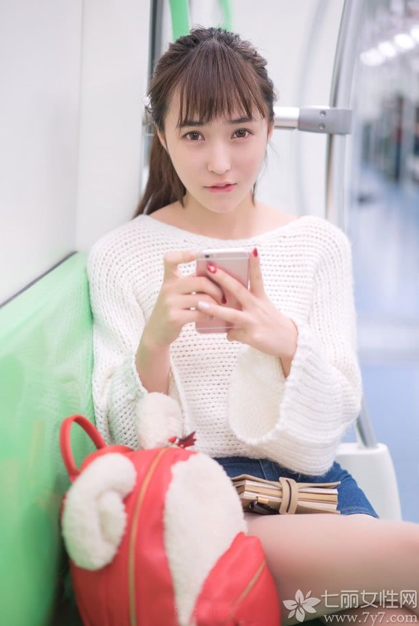 清纯乖巧的妹子总会让人有一种眼前一亮的感觉，今天就为大家分享一组超乖巧清纯萌妹子的生活照，清秀的长相，精致的五官，配上高马尾，青春活力十足，身穿白色毛+牛仔短裤，尽显小清新诱惑。