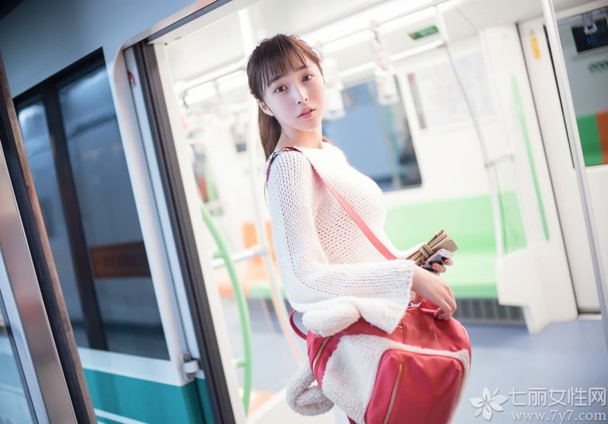 清纯乖巧的妹子总会让人有一种眼前一亮的感觉，今天就为大家分享一组超乖巧清纯萌妹子的生活照，清秀的长相，精致的五官，配上高马尾，青春活力十足，身穿白色毛+牛仔短裤，尽显小清新诱惑。