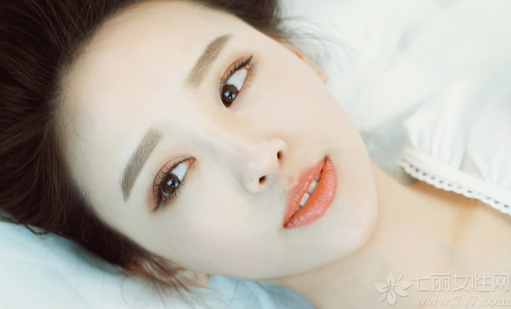 清纯如白纸一样迷人养眼的美女，仅仅只是笑容已经让人过目不忘，白皙剔透的肌肤，一头乌黑靓丽的长发，是宅男心目中完美初恋的标准。小露香肩的迷人气息透露出性感，令人心动的画面无法转移视线。分享一组清纯白衣美女微笑写真，看草莓般的初恋让人着迷。