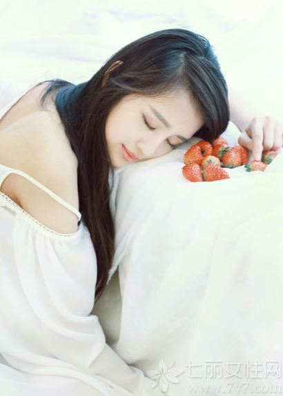 清纯如白纸一样迷人养眼的美女，仅仅只是笑容已经让人过目不忘，白皙剔透的肌肤，一头乌黑靓丽的长发，是宅男心目中完美初恋的标准。小露香肩的迷人气息透露出性感，令人心动的画面无法转移视线。分享一组清纯白衣美女微笑写真，看草莓般的初恋让人着迷。