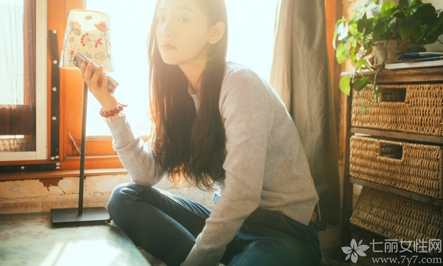 拥有sunshine笑容的阳光美女，仅仅只是看着甜美的笑容已经治愈不少受伤的心，对于宅男来说，这也是一种美好的享受，清爽干净的面容，少女毫不做作的神态表情，都是那么的让人心旷神怡。分享一组Sunshine girl阳光写真，看清纯俏皮女生的甜美笑容。